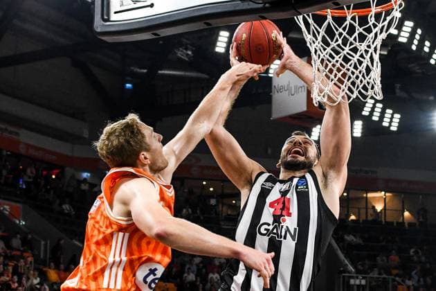 GER, EuroCup, ratiopharm Ulm vs Besiktas GAIN Istanbul 21.10.2025, ratiopharm arena, Neu-Ulm, GER, EuroCup, ratiopharm Ulm vs Besiktas GAIN Istanbul, im Bild Christian Sengfelder (Ulm, 43), Ante Zizic (Istanbul, 41)