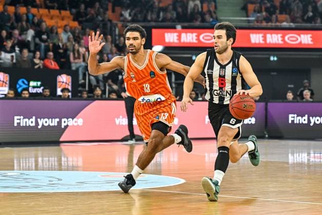 GER, EuroCup, ratiopharm Ulm vs Besiktas GAIN Istanbul 21.10.2025, ratiopharm arena, Neu-Ulm, GER, EuroCup, ratiopharm Ulm vs Besiktas GAIN Istanbul, im Bild Mark Smith (Ulm, 13), Berk Ugurlu (Istanbul, 6)