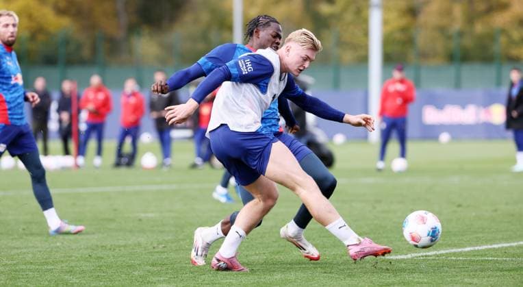 Leipzig, 21.10.2025, Red Bull Trainingszentrum am Cottaweg, Akademie, Fussball, Rasenballsport Leipzig, Training RB Leipzig, Im Bild von vorn; Conrad Harder ( 11, RBL), Castello Lukeba (23, RB Leipzig). ,