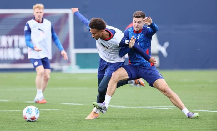 Leipzig, 21.10.2025, Red Bull Trainingszentrum am Cottaweg, Akademie, Fussball, Rasenballsport Leipzig, Training RB Leipzig, Im Bild von links; Tidiam Gomis (27, RB Leipzig), Christoph Baumgartner (14, RB Leipzig). ,