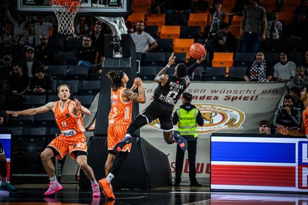 Christian Sengfelder (ratiopharm ulm), Bryce Brown (ratiopharm ulm) und Jonah Mathews (Besiktas GAIN Istanbul) im Zweikampf waehrend des EuroCup spiels zwischen ratiopharm ulm v Besiktas GAIN Istanbul in der ratiopharm Arena am 21. October 2025 in Neu-Ulm, Deutschland. (Foto von Harry Langer DeFodi Images) +++ Christian Sengfelder (ratiopharm ulm), Bryce Brown (ratiopharm ulm) und Jonah Mathews (Besiktas GAIN Istanbul) battle for the ball during the EuroCup match between ratiopharm ulm v Besiktas GAIN Istanbul at ratiopharm Arena on October 21, 2025 in Neu-Ulm, Germany. (Photo by Harry Langer DeFodi Images) (Photo by Harry Langer DeFodi Images) Christian Sengfelder ratiopharm ulm , Bryce Brown ratiopharm ulm and Jonah Mathews Besiktas GAIN Istanbul in a duel during the EuroCup match between ratiopharm ulm v Besiktas GAIN Istanbul at ratiopharm Arena on October 21, 2025 in Neu Ulm, Germany Photo by Harry Langer DeFodi Images Christian Sengfelder ratiopharm ulm , Bryce Brown ratiopharm ulm and Jonah Mathews Besiktas GAIN Istanbul battle for the ball during the EuroCup match between ratiopharm ulm v Besiktas GAIN Istanbul at ratiopharm Arena on October 21, 2025 in Neu Ulm, Germany Photo by Harry Langer DeFodi Images Photo by Harry Langer DeFodi Images