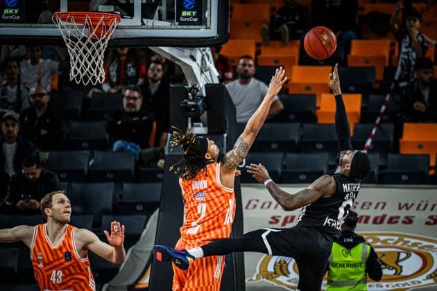 Christian Sengfelder (ratiopharm ulm), Bryce Brown (ratiopharm ulm) und Jonah Mathews (Besiktas GAIN Istanbul) im Zweikampf waehrend des EuroCup spiels zwischen ratiopharm ulm v Besiktas GAIN Istanbul in der ratiopharm Arena am 21. October 2025 in Neu-Ulm, Deutschland. (Foto von Harry Langer DeFodi Images) +++ Christian Sengfelder (ratiopharm ulm), Bryce Brown (ratiopharm ulm) und Jonah Mathews (Besiktas GAIN Istanbul) battle for the ball during the EuroCup match between ratiopharm ulm v Besiktas GAIN Istanbul at ratiopharm Arena on October 21, 2025 in Neu-Ulm, Germany. (Photo by Harry Langer DeFodi Images) (Photo by Harry Langer DeFodi Images) Christian Sengfelder ratiopharm ulm , Bryce Brown ratiopharm ulm and Jonah Mathews Besiktas GAIN Istanbul in a duel during the EuroCup match between ratiopharm ulm v Besiktas GAIN Istanbul at ratiopharm Arena on October 21, 2025 in Neu Ulm, Germany Photo by Harry Langer DeFodi Images Christian Sengfelder ratiopharm ulm , Bryce Brown ratiopharm ulm and Jonah Mathews Besiktas GAIN Istanbul battle for the ball during the EuroCup match between ratiopharm ulm v Besiktas GAIN Istanbul at ratiopharm Arena on October 21, 2025 in Neu Ulm, Germany Photo by Harry Langer DeFodi Images Photo by Harry Langer DeFodi Images