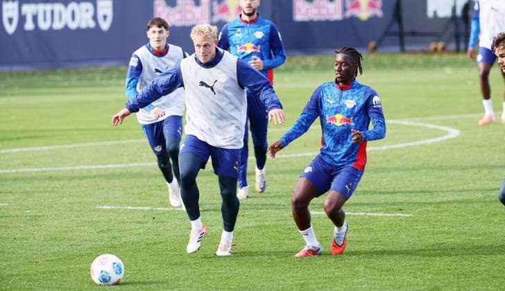 Leipzig, 21.10.2025, Red Bull Trainingszentrum am Cottaweg, Akademie, Fussball, Rasenballsport Leipzig, Training RB Leipzig, Im Bild von links; Xaver Schlager (24, RB Leipzig), Amadou Haidara (8, RB Leipzig). ,