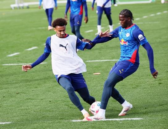 Leipzig, 21.10.2025, Red Bull Trainingszentrum am Cottaweg, Akademie, Fussball, Rasenballsport Leipzig, Training RB Leipzig, Im Bild von links; Tidiam Gomis (27, RB Leipzig), Castello Lukeba (23, RB Leipzig). ,