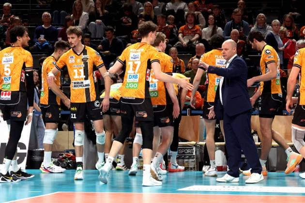 DEU, DVV, 1.VBL, BR Volleys vs. VfB Friedrichshafen, 21.10.2025, Max-Schmeling-Halle, Berlin, DEU, DVV, 1.VBL, BR Volleys vs. VfB Friedrichshafen, im Bild Trainer Joel Banks (BR Volleys), BR Volleys-Spielerkreis