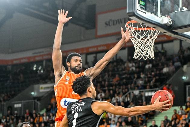 GER, EuroCup, ratiopharm Ulm vs Besiktas GAIN Istanbul 21.10.2025, ratiopharm arena, Neu-Ulm, GER, EuroCup, ratiopharm Ulm vs Besiktas GAIN Istanbul, im Bild Malik Osborne (Ulm, 10) am eigenen Korb, Devon Dotson (Istanbul, 1)