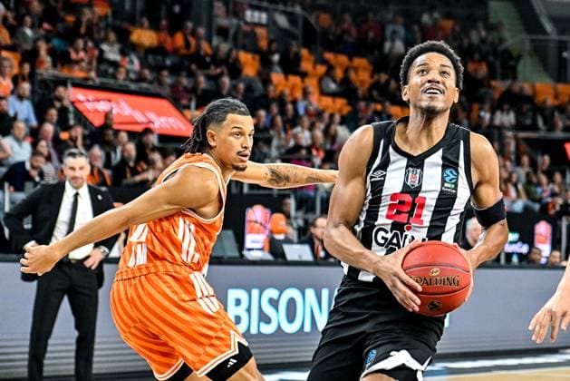 GER, EuroCup, ratiopharm Ulm vs Besiktas GAIN Istanbul 21.10.2025, ratiopharm arena, Neu-Ulm, GER, EuroCup, ratiopharm Ulm vs Besiktas GAIN Istanbul, im Bild Nelson Weidemann (Ulm, 0), Antony Brown (Istanbul, 21)