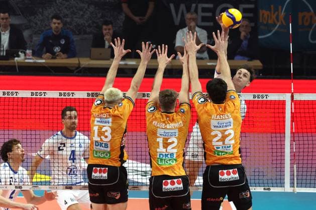 DEU, DVV, 1.VBL, BR Volleys vs. VfB Friedrichshafen, 21.10.2025, Max-Schmeling-Halle, Berlin, DEU, DVV, 1.VBL, BR Volleys vs. VfB Friedrichshafen, im Bild Ruben Schott (BR Volleys 13), Florian Krage-Brewitz (BR Volleys 12), Jake Hanes (BR Volleys 22), Simon Kohn (Friedrichshafen 16)