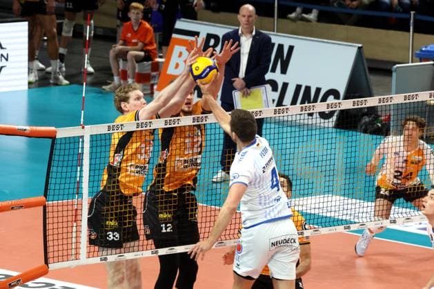 DEU, DVV, 1.VBL, BR Volleys vs. VfB Friedrichshafen, 21.10.2025, Max-Schmeling-Halle, Berlin, DEU, DVV, 1.VBL, BR Volleys vs. VfB Friedrichshafen, im Bild Fedor Ivanov (BR Volleys 33), Florian Krage-Brewitz (BR Volleys 12), Moritz Reichert (BR Volleys 15), Tim Peter (Friedrichshafen 4)