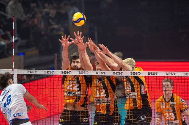 Volleyball, Herren, Saison 2025 2026, 1. Bundesliga (1. Spieltag), BR Volleys - VfB Friedrichshafen, v. l. Simon Kohn (Friedrichshafen), Jake Hanes (BR Volleys), Florian Krage-Brewitz (BR Volleys), Ruben Schott (BR Volleys), 21.10. 2025, Copyright: xSebastianxRäppold MatthiasxKochx