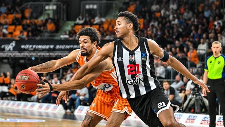GER, EuroCup, ratiopharm Ulm vs Besiktas GAIN Istanbul 21.10.2025, ratiopharm arena, Neu-Ulm, GER, EuroCup, ratiopharm Ulm vs Besiktas GAIN Istanbul, im Bild Len Schoormann (Ulm, 1) erobert den Ball, Antony Brown (Istanbul, 21)