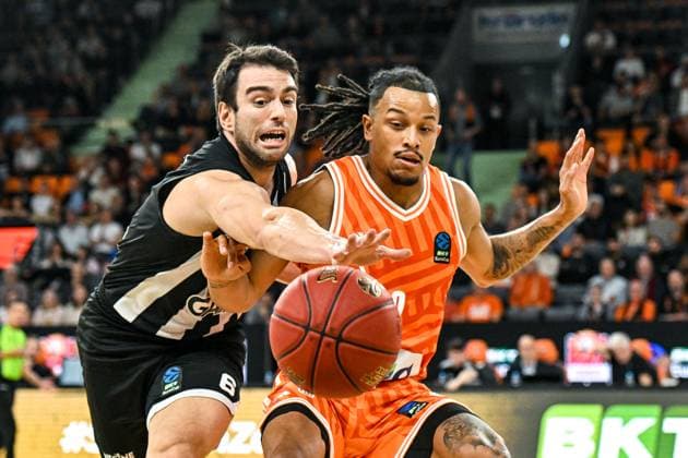 GER, EuroCup, ratiopharm Ulm vs Besiktas GAIN Istanbul 21.10.2025, ratiopharm arena, Neu-Ulm, GER, EuroCup, ratiopharm Ulm vs Besiktas GAIN Istanbul, im Bild Berk Ugurlu (Istanbul, 6), Nelson Weidemann (Ulm, 0)