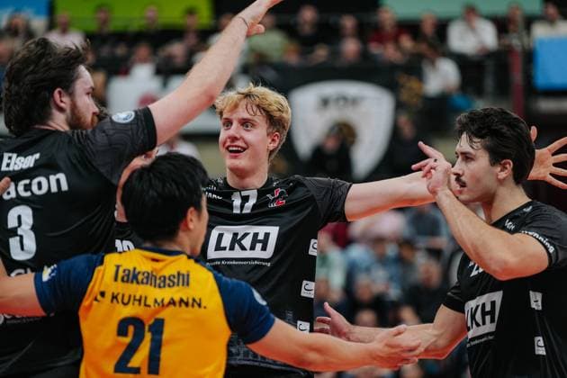 Axel Valentin Enlund (SVG Lueneburg, 17) jubelt mit seinem Team, Barock Volleys MTV Ludwigsburg vs. SVG Lueneburg, Volleyball, 1. Bundesliga, 1. Spieltag, Saison 2025 2026, 21.20.2025, Barock Volleys MTV Ludwigsburg vs. SVG Lueneburg, Volleyball, 1. Bundesliga, 1. Spieltag, Saison 2025 2026, 21.20.2025 Ludwigsburg Copyright: xEibner-Pressefoto LarsxNeumannx EP_LNN