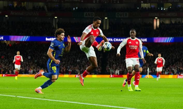 Jurrien Timber of Arsenal controls aHead of Julian Ãlvarez of Atletico Madrid Arsenal v Atletico Madrid, UEFA Champions League, Group Stage, Football, Emirates Stadium, London, UK - 21 Oct 2025London Emirates Stadium United Kingdom EDITORIAL USE ONLY No use with unauthorised audio, video, data, fixture lists, club league logos or live services. Online in-match use limited to 120 images, no video emulation. No use in betting, games or single club league player publications. Copyright: xJavierxGarcia Shutterstockx 15552302r