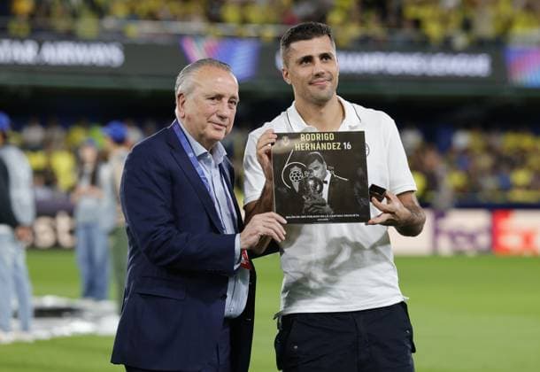 Fernando Roig Alfonso, President of Villarreal CF presents a gift to Rodri of Manchester Cit ahead of kick off Villarreal v Manchester City, UEFA Champions League, Group Stage, Football, Estadi de la Cermica, Villarreal, Spain - 21 Oct 2025Villarreal Estadi de la Ceràmica United Kingdom EDITORIAL USE ONLY No use with unauthorised audio, video, data, fixture lists, club league logos or live services. Online in-match use limited to 120 images, no video emulation. No use in betting, games or single club league player publications. Copyright: xRubenxAlbarran Shutterstockx 15552307p