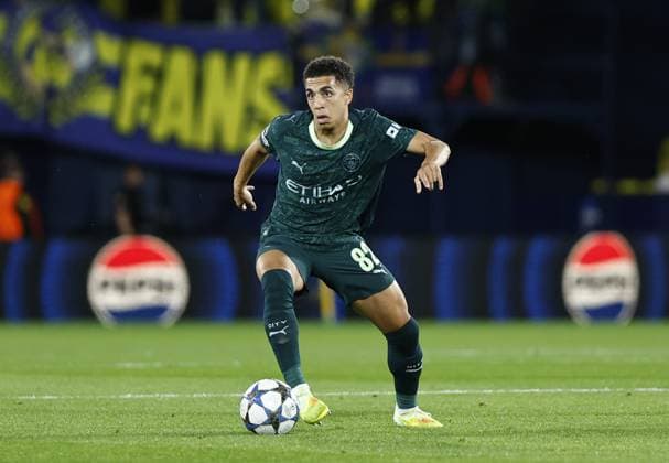Rico Lewis of Manchester City on the ball Villarreal v Manchester City, UEFA Champions League, Group Stage, Football, Estadi de la Cermica, Villarreal, Spain - 21 Oct 2025Villarreal Estadi de la Ceràmica United Kingdom EDITORIAL USE ONLY No use with unauthorised audio, video, data, fixture lists, club league logos or live services. Online in-match use limited to 120 images, no video emulation. No use in betting, games or single club league player publications. Copyright: xRubenxAlbarran Shutterstockx 15552307w