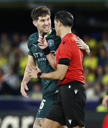 John Stones of Manchester City speaks with referee, Serdar Gözübüyük Villarreal v Manchester City, UEFA Champions League, Group Stage, Football, Estadi de la Cermica, Villarreal, Spain - 21 Oct 2025Villarreal Estadi de la Ceràmica United Kingdom EDITORIAL USE ONLY No use with unauthorised audio, video, data, fixture lists, club league logos or live services. Online in-match use limited to 120 images, no video emulation. No use in betting, games or single club league player publications. Copyright: xRubenxAlbarran Shutterstockx 15552307x