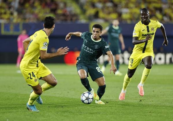 Rico Lewis of Manchester City on the ball whilst under pressure from Alfonso Pedraza of Villarreal and Pape Gueye of Villarreal Villarreal v Manchester City, UEFA Champions League, Group Stage, Football, Estadi de la Cermica, Villarreal, Spain - 21 Oct 2025Villarreal Estadi de la Ceràmica United Kingdom EDITORIAL USE ONLY No use with unauthorised audio, video, data, fixture lists, club league logos or live services. Online in-match use limited to 120 images, no video emulation. No use in betting, games or single club league player publications. Copyright: xRubenxAlbarran Shutterstockx 15552307z