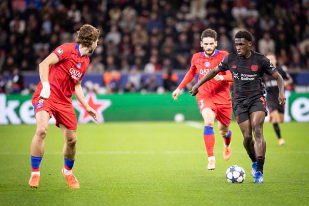 UEFA Champions League, Bayer 04 Leverkusen vs. Paris Saint-Germain, 21.10.2025 LEVERKUSEN, GERMANY - OCTOBER 21: Illia Zabarnyv (Paris St. Germain, 6), Khvicha Kvaratskhelia (Paris St. Germain, 7), Ernest Poku (Bayer 04 Leverkusen, 19) during the UEFA Champions League match on gameday 3 between Bayer 04 Leverkusen vs. Paris Saint-Germain at BayArena on October 21, 2025 in Leverkusen, Germany. DFL REGULATIONS PROHIBIT ANY USE OF PHOTOGRAPHS AS IMAGE SEQUENCES AND OR QUASI-VIDEO. Copyright: xBEAUTIFULxSPORTS AxelxKohringx