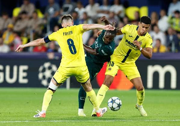 Jà rà my Doku of Manchester City is challenged by Juan Foyth of Villarreal and Santiago Mourino of Villarreal Villarreal v Manchester City, UEFA Champions League, Group Stage, Football, Estadi de la Cermica, Villarreal, Spain - 21 Oct 2025Villarreal Estadi de la Ceràmica United Kingdom EDITORIAL USE ONLY No use with unauthorised audio, video, data, fixture lists, club league logos or live services. Online in-match use limited to 120 images, no video emulation. No use in betting, games or single club league player publications. Copyright: xRubenxAlbarran Shutterstockx 15552307au