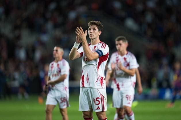 Spain-Football-Champions League FC Barcelona, Barca v Olympiacos in Barcelona, Spain. Barcelona, Spain, 21, October, 2025. Olympiacos FC player (45) Panagiotis Retsos greets the supporters during Champions League match between FC Barcelona and Olympiacos in Olympic Stadium Lluis Companys, Barcelona, Spain, on October 21, 2025. Barcelona Olympic Stadium Lluis Companys Barcelona Spain