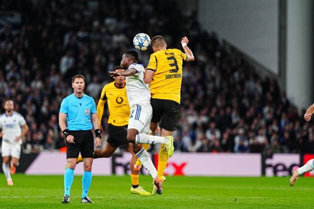 Kopfballduell Luftzweikampf Youssoufa Moukoko (FC Kopenhagen, 09), Waldemar Anton (Borussia Dortmund, 03) DEN, FC Kopenhagen vs. Borussia Dortmund, Fussball, UEFA Champions League, Spieltag 3, Spielzeit 2025 2026, 21.10.2025 DEN, FC Kopenhagen vs. Borussia Dortmund, Fussball, UEFA Champions League, Spieltag 3, Spielzeit 2025 2026, 21.10.2025 Kopenhagen Copyright: xEibner-Pressefoto MarcelxvonxFehrnx EP_MFN
