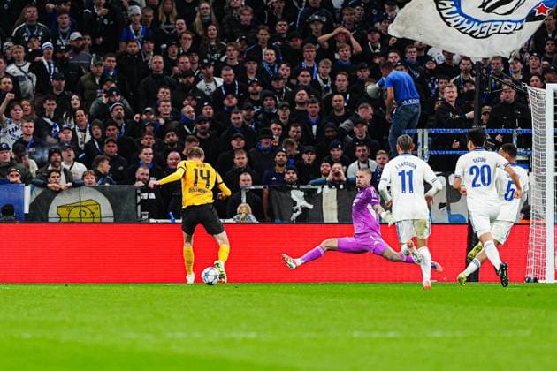 Torschuss Torchance Maximilian Beier (Borussia Dortmund, 14), Dominik Kotarski (FC Kopenhagen, 01) DEN, FC Kopenhagen vs. Borussia Dortmund, Fussball, UEFA Champions League, Spieltag 3, Spielzeit 2025 2026, 21.10.2025 DEN, FC Kopenhagen vs. Borussia Dortmund, Fussball, UEFA Champions League, Spieltag 3, Spielzeit 2025 2026, 21.10.2025 Kopenhagen Copyright: xEibner-Pressefoto MarcelxvonxFehrnx EP_MFN