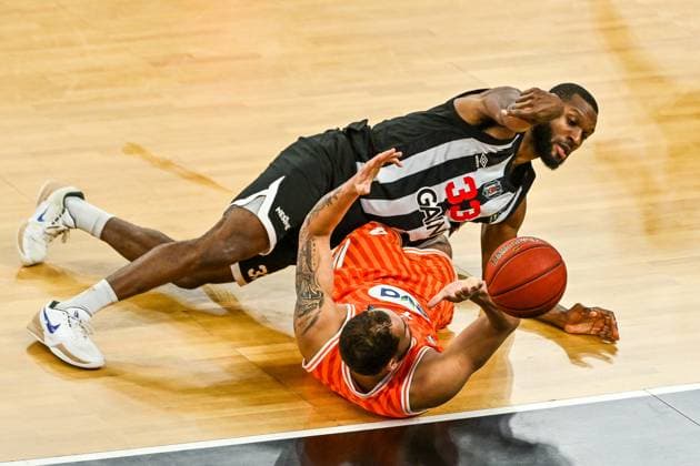 GER, EuroCup, ratiopharm Ulm vs Besiktas GAIN Istanbul 21.10.2025, ratiopharm arena, Neu-Ulm, GER, EuroCup, ratiopharm Ulm vs Besiktas GAIN Istanbul, im Bild Christopher Ledlum (Ulm, 4) verliert den Ball gegen Vitto Brown (Istanbul, 33)