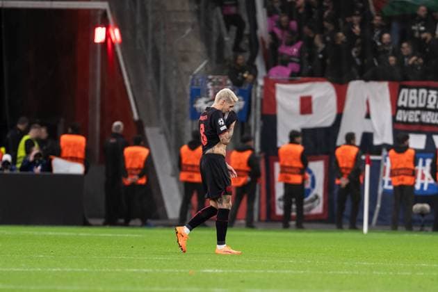 GER, UEFA Champions League, 3. Spieltage - Bayer 04 Leverkusen vs Paris Saint-Germain 21.10.2025, BayArena, Leverkusen, GER, UEFA Champions League, 3. Spieltage - Bayer 04 Leverkusen vs Paris Saint-Germain im Bild: Robert Andrich (Bayer 04 Leverkusen, 8) Gestik, Mimik, Emotionen, enttäuscht nach der roten Karte