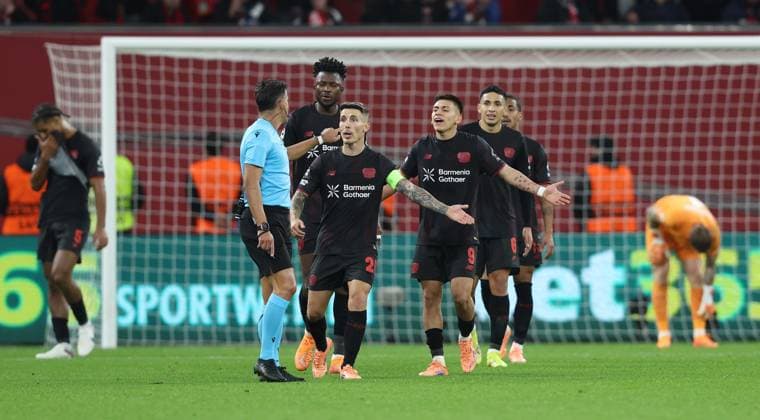 . - Bayer 04 Leverkusen v Paris Saint-Germain, UEFA Champions League, League Stage, BayArena, Leverkusen, Germany. - 21st October 2025. (C) Daniel Weir Crystal Pix Bayer 04 Leverkusen players complain to the Referee. - Bayer 04 Leverkusen v Paris Saint-Germain, UEFA Champions League, League Stage, BayArena, Leverkusen, Germany. - 21st October 2025. (C) Daniel Weir Crystal Pix Leverkusen BayArena Germany Copyright: xDanielxWeirx CP_Bayer_04_Leverkusen_PSG_211025_DW05