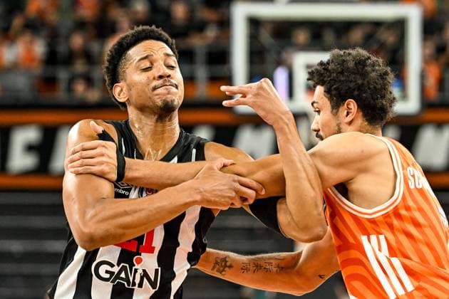 GER, EuroCup, ratiopharm Ulm vs Besiktas GAIN Istanbul 21.10.2025, ratiopharm arena, Neu-Ulm, GER, EuroCup, ratiopharm Ulm vs Besiktas GAIN Istanbul, im Bild Antony Brown (Istanbul, 21), Len Schoormann (Ulm, 1)
