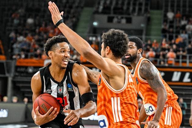 GER, EuroCup, ratiopharm Ulm vs Besiktas GAIN Istanbul 21.10.2025, ratiopharm arena, Neu-Ulm, GER, EuroCup, ratiopharm Ulm vs Besiktas GAIN Istanbul, im Bild Antony Brown (Istanbul, 21), Len Schoormann (Ulm, 1), Malik Osborne (Ulm, 10)