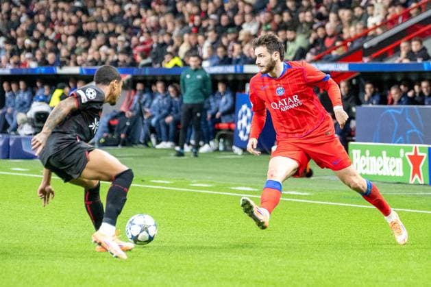 21.10.2025, Fussball: UEFA Champions League, Saison 2025 2026, Gruppenphase, 03. Spieltag, Bayer 04 Leverkusen - Paris Saint Germain in der BayArena in Leverkusen. Zweikampf zwischen Arthur (Bayer 04 Leverkusen, 13) und Khvicha Kvaratskhelia (FC Paris Saint-Germain, 07). Foto: Kirchner-Media Thomas Haesler Copyright: xKirchner-Media ThomasxHaeslerx
