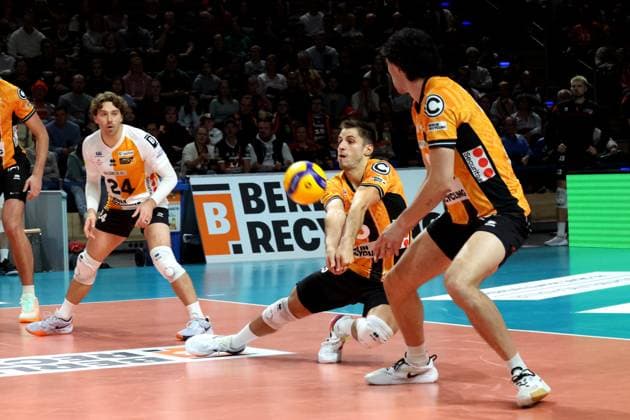 DEU, DVV, 1.VBL, BR Volleys vs. VfB Friedrichshafen, 21.10.2025, Max-Schmeling-Halle, Berlin, DEU, DVV, 1.VBL, BR Volleys vs. VfB Friedrichshafen, im Bild Ballannahme, Moritz Reichert (BR Volleys 15), Nolan Flexen (BR Volleys 9), Kyle Dagostino (BR Volleys 24)