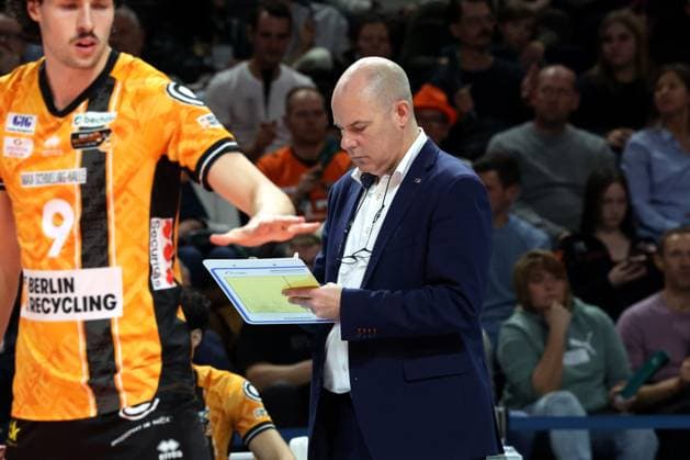 DEU, DVV, 1.VBL, BR Volleys vs. VfB Friedrichshafen, 21.10.2025, Max-Schmeling-Halle, Berlin, DEU, DVV, 1.VBL, BR Volleys vs. VfB Friedrichshafen, im Bild Trainer Joel Banks (BR Volleys), Nolan Flexen (BR Volleys 9)