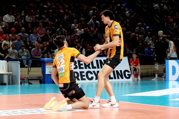 DEU, DVV, 1.VBL, BR Volleys vs. VfB Friedrichshafen, 21.10.2025, Max-Schmeling-Halle, Berlin, DEU, DVV, 1.VBL, BR Volleys vs. VfB Friedrichshafen, im Bild Jake Hanes (BR Volleys 22), Nolan Flexen (BR Volleys 9)