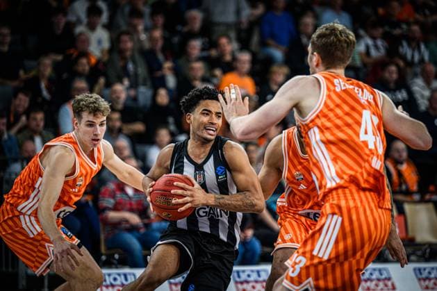 Tobias Jensen (ratiopharm ulm), Devon Dotson (Besiktas GAIN Istanbul) und Christian Sengfelder (ratiopharm ulm) im Zweikampf waehrend des EuroCup spiels zwischen ratiopharm ulm v Besiktas GAIN Istanbul in der ratiopharm Arena am 21. October 2025 in Neu-Ulm, Deutschland. (Foto von Harry Langer DeFodi Images) +++ Tobias Jensen (ratiopharm ulm), Devon Dotson (Besiktas GAIN Istanbul) und Christian Sengfelder (ratiopharm ulm) battle for the ball during the EuroCup match between ratiopharm ulm v Besiktas GAIN Istanbul at ratiopharm Arena on October 21, 2025 in Neu-Ulm, Germany. (Photo by Harry Langer DeFodi Images) (Photo by Harry Langer DeFodi Images) Tobias Jensen ratiopharm ulm , Devon Dotson Besiktas GAIN Istanbul and Christian Sengfelder ratiopharm ulm in a duel during the EuroCup match between ratiopharm ulm v Besiktas GAIN Istanbul at ratiopharm Arena on October 21, 2025 in Neu Ulm, Germany Photo by Harry Langer DeFodi Images Tobias Jensen ratiopharm ulm , Devon Dotson Besiktas GAIN Istanbul and Christian Sengfelder ratiopharm ulm battle for the ball during the EuroCup match between ratiopharm ulm v Besiktas GAIN Istanbul at ratiopharm Arena on October 21, 2025 in Neu Ulm, Germany Photo by Harry Langer DeFodi Images Photo by Harry Langer DeFodi Images