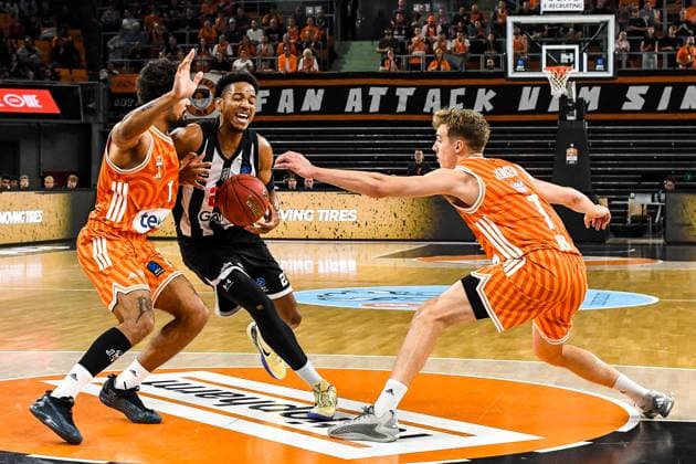 GER, EuroCup, ratiopharm Ulm vs Besiktas GAIN Istanbul 21.10.2025, ratiopharm arena, Neu-Ulm, GER, EuroCup, ratiopharm Ulm vs Besiktas GAIN Istanbul, im Bild Len Schoormann (Ulm, 1), Antony Brown (Istanbul, 21), Tobias Brahe Jensen (Ulm, 7)