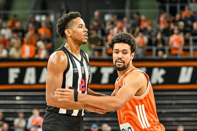 GER, EuroCup, ratiopharm Ulm vs Besiktas GAIN Istanbul 21.10.2025, ratiopharm arena, Neu-Ulm, GER, EuroCup, ratiopharm Ulm vs Besiktas GAIN Istanbul, im Bild Antony Brown (Istanbul, 21), Len Schoormann (Ulm, 1)