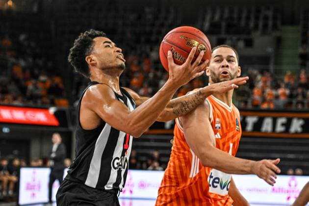 GER, EuroCup, ratiopharm Ulm vs Besiktas GAIN Istanbul 21.10.2025, ratiopharm arena, Neu-Ulm, GER, EuroCup, ratiopharm Ulm vs Besiktas GAIN Istanbul, im Bild Devon Dotson (Istanbul, 1), Christopher Ledlum (Ulm, 4)