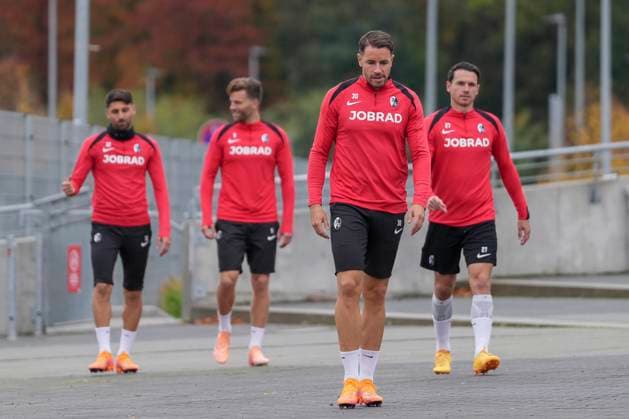 Christian Günter Christian Guenter (SC Freiburg, 30) im Hintergrund Vincenzo Grifo (SC Freiburg, 32), Lucas Höler Lucas Hoeler (SC Freiburg, 09) und Nicolas Höfler Nicolas Hoefler (SC Freiburg, 27) , letztes medienöffentliches Training des SC Freiburg vor dem dritten Europa League Spiel in der Ligaphase, Deutschland, Fussball, UEFA Europa League, 3.Spieltag, 2025 2026, SC Freiburg vs. FC Utrecht, 22.10.2025, letztes medienöffentliches Training des SC Freiburg vor dem dritten Europa League Spiel in der Ligaphase, Europa-Park Stadion, Freiburg, Deutschland Freiburg Europa-Park Stadion Baden-Württemberg Deutschland Copyright: xArnexAmbergx