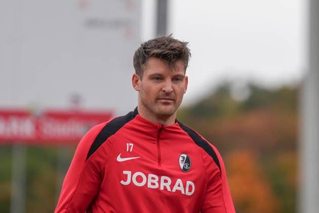 Lukas Kübler Lukas Kuebler (SC Freiburg, 17) , letztes medienöffentliches Training des SC Freiburg vor dem dritten Europa League Spiel in der Ligaphase, Deutschland, Fussball, UEFA Europa League, 3.Spieltag, 2025 2026, SC Freiburg vs. FC Utrecht, 22.10.2025, letztes medienöffentliches Training des SC Freiburg vor dem dritten Europa League Spiel in der Ligaphase, Europa-Park Stadion, Freiburg, Deutschland Freiburg Europa-Park Stadion Baden-Württemberg Deutschland Copyright: xArnexAmbergx