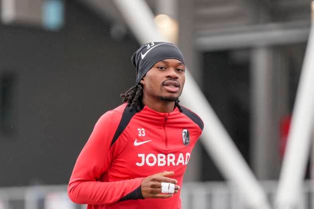 Jordy Makengo (SC Freiburg, 33) , letztes medienöffentliches Training des SC Freiburg vor dem dritten Europa League Spiel in der Ligaphase, Deutschland, Fussball, UEFA Europa League, 3.Spieltag, 2025 2026, SC Freiburg vs. FC Utrecht, 22.10.2025, letztes medienöffentliches Training des SC Freiburg vor dem dritten Europa League Spiel in der Ligaphase, Europa-Park Stadion, Freiburg, Deutschland Freiburg Europa-Park Stadion Baden-Württemberg Deutschland Copyright: xArnexAmbergx