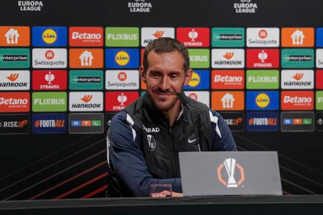 Julian Schuster (SC Freiburg, Trainer) , Pressekonferenz des SC Freiburg vor dem dritten Europa League Spiel in der Ligaphase, Pressegespräch, Deutschland, Fussball, UEFA Europa League, 3.Spieltag, 2025 2026, SC Freiburg vs. FC Utrecht, 22.10.2025, Pressekonferenz des SC Freiburg vor dem dritten Europa League Spiel in der Ligaphase, Pressegespräch, Europa-Park Stadion, Freiburg, Deutschland Freiburg Europa-Park Stadion Baden-Württemberg Deutschland Copyright: xArnexAmbergx