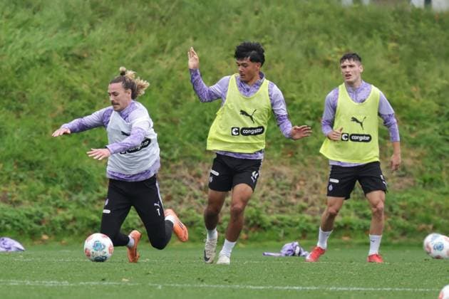 GER, xFSx ,Hamburg, St.Pauli ,1. Bundesliga , Fussball, DFL, St. Pauli Training , Trainingszentrum Kollaustrasse , 22.10.2025 , v.l. Jackson Irvine (FC St. Pauli ,7 ) ,Oladapo Afolayan (FC St. Pauli ,17 ) , Nick Schmidt (FC St. Pauli , 44 ) DFL regulations prohibit any use of photographs as image sequences and or quasi-video. Copyright: HMBxMedia FernandoxSoares