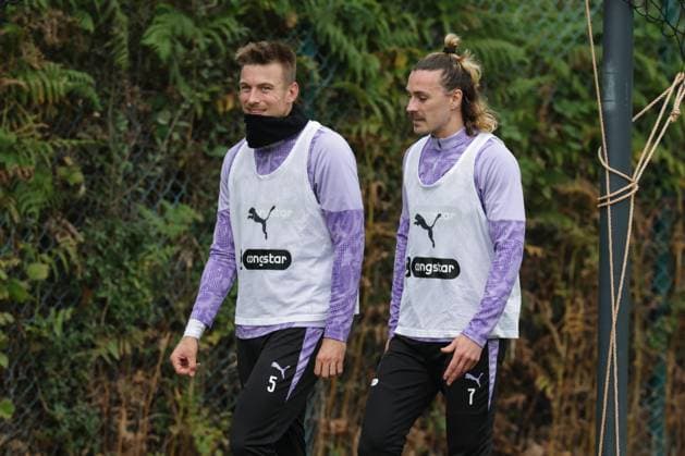 GER, xFSx ,Hamburg, St.Pauli ,1. Bundesliga , Fussball, DFL, St. Pauli Training , Trainingszentrum Kollaustrasse , 22.10.2025 , v.l. Hauke Wahl (FC St. Pauli ,5 ) , Jackson Irvine (FC St. Pauli ,7 ) DFL regulations prohibit any use of photographs as image sequences and or quasi-video. Copyright: HMBxMedia FernandoxSoares