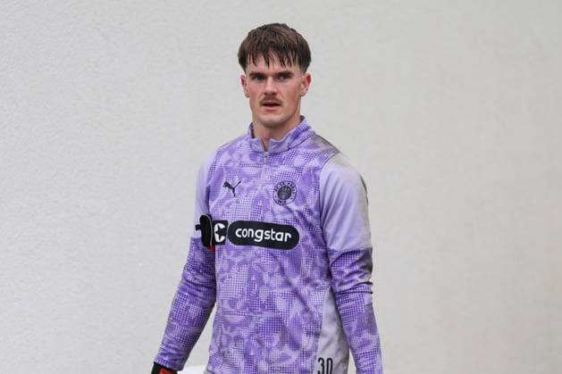 GER, xFSx ,Hamburg, St.Pauli ,1. Bundesliga , Fussball, DFL, St. Pauli Training , Trainingszentrum Kollaustrasse , 22.10.2025 , v.l. Torwart Simon Spari (FC St. Pauli ,30 ) DFL regulations prohibit any use of photographs as image sequences and or quasi-video. Copyright: HMBxMedia FernandoxSoares