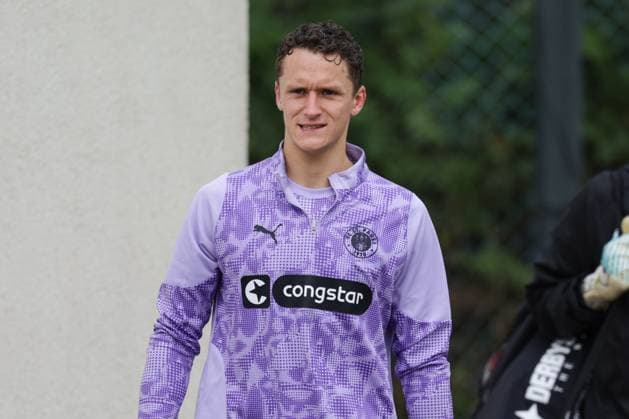 GER, xFSx ,Hamburg, St.Pauli ,1. Bundesliga , Fussball, DFL, St. Pauli Training , Trainingszentrum Kollaustrasse , 22.10.2025 , v.l. Martijn Kaars (FC St. Pauli ,19 ) DFL regulations prohibit any use of photographs as image sequences and or quasi-video. Copyright: HMBxMedia FernandoxSoares