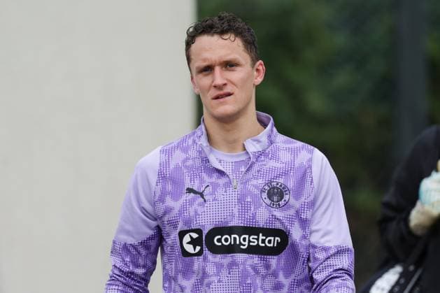 GER, xFSx ,Hamburg, St.Pauli ,1. Bundesliga , Fussball, DFL, St. Pauli Training , Trainingszentrum Kollaustrasse , 22.10.2025 , v.l. Martijn Kaars (FC St. Pauli ,19 ) DFL regulations prohibit any use of photographs as image sequences and or quasi-video. Copyright: HMBxMedia FernandoxSoares