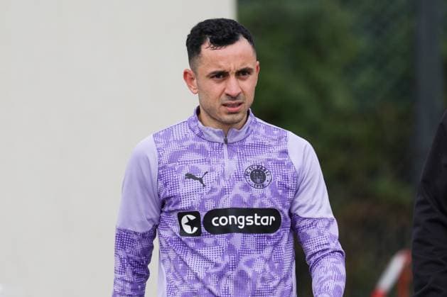 GER, xFSx ,Hamburg, St.Pauli ,1. Bundesliga , Fussball, DFL, St. Pauli Training , Trainingszentrum Kollaustrasse , 22.10.2025 , v.l. Manolis Saliakas (FC St. Pauli ,2 ) DFL regulations prohibit any use of photographs as image sequences and or quasi-video. Copyright: HMBxMedia FernandoxSoares